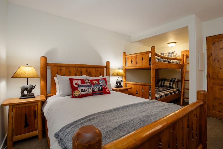 El estudio ofrece espacio adicional para dormir con una cama doble y una litera doble.