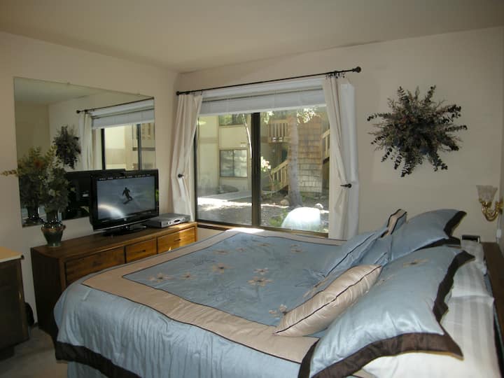 Chambre principale avec lit King Size et lavabo