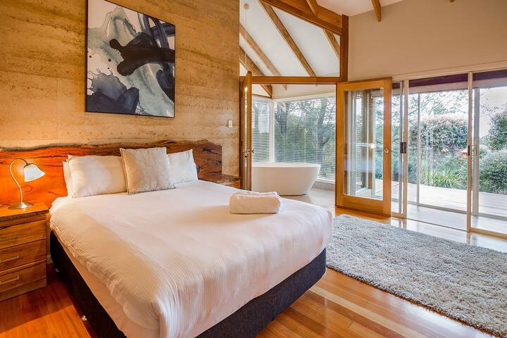 Views Of The Bay—A Tranquil Bushland Escape gallery image 3