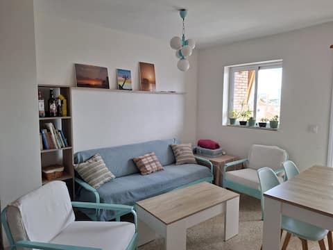 Anuncio de Airbnb popular: Virgen de la Sierra apartment, located in the cent en Almonte
