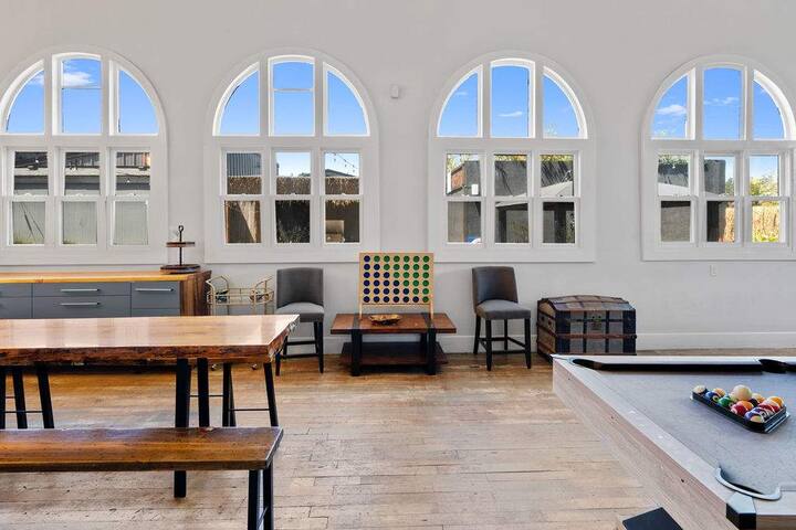 Resort Perks: 12BR, 48 Guests, Prime Downtown gallery image 4