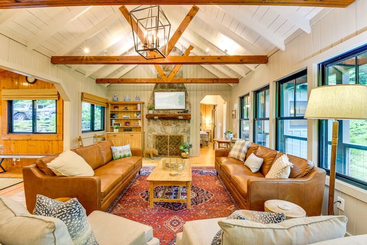 Tranquil Highlands Cottage W/ Fire Pit & Stream! - Highlands, NC