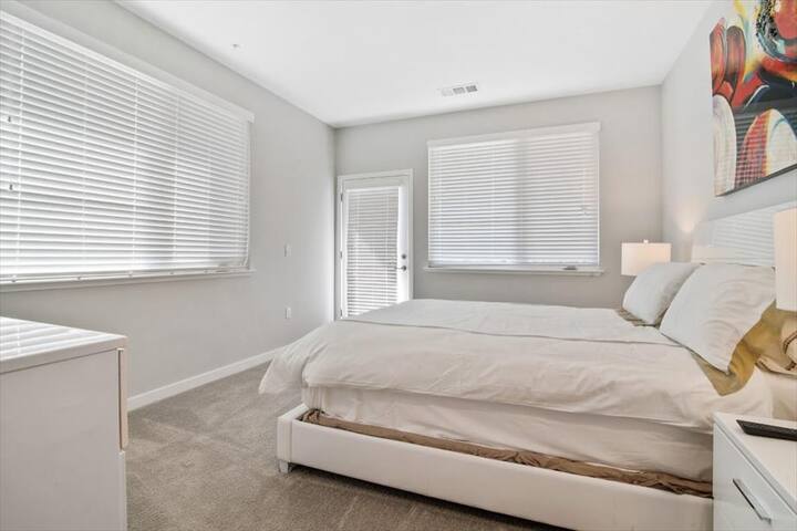 Upscale 2BR Perfect for Business Travelers gallery image 4