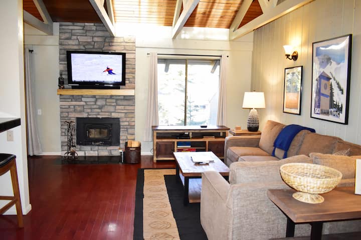 Bright Corner Condo Overlooking The Pool, #154 Is Steps From The Shuttle - June Lake, CA