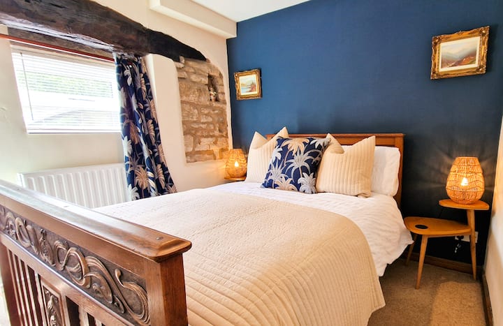 Slaapkamer met tweepersoonsbed en prachtig antiek tweepersoonsbed