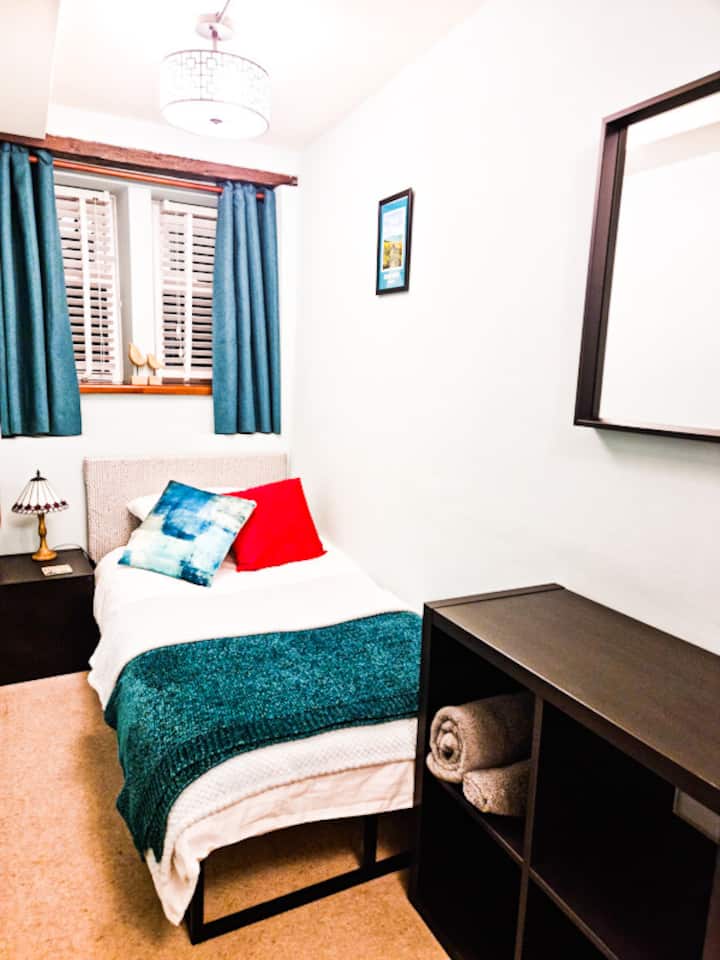 Tweede slaapkamer met twee volledige eenpersoonsbedden