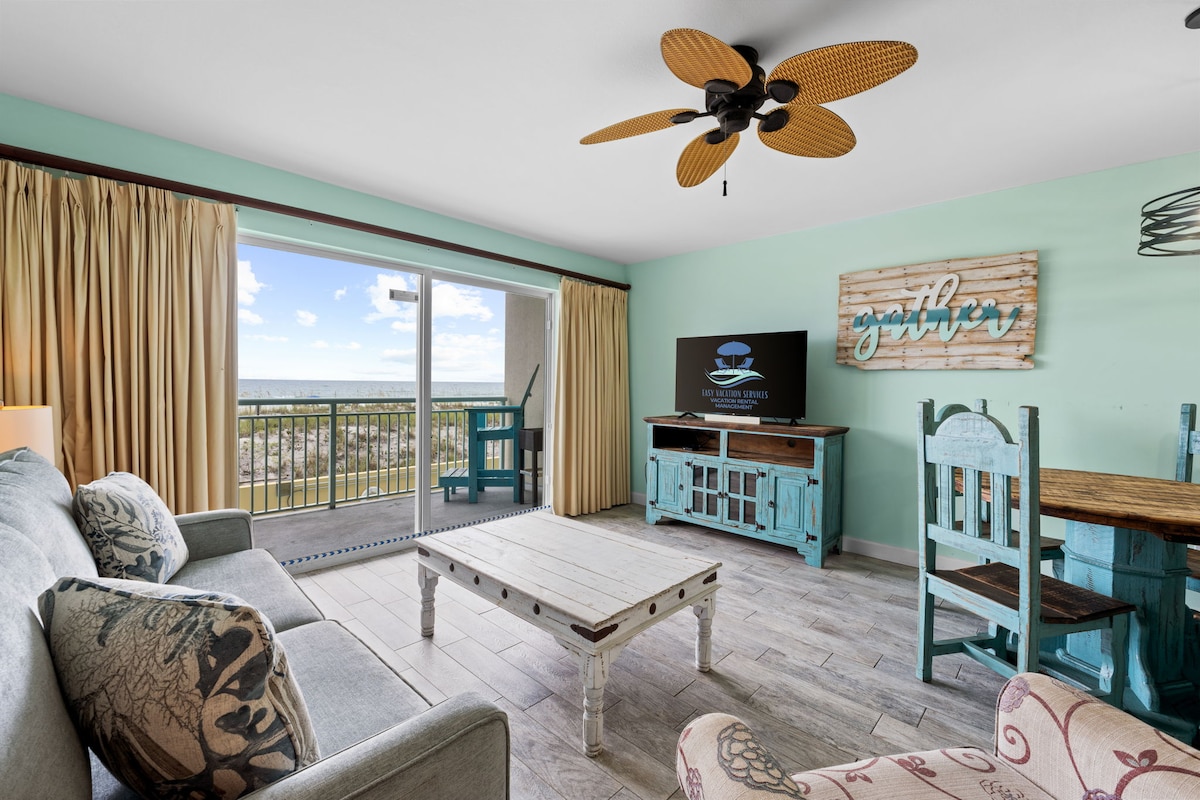 พื้นที่นั่งเล่น - ทางเข้าระเบียง - โซฟาปรับนอน - วิวทะเลและสระว่ายน้ำ - เคเบิลทีวีและสมาร์ททีวี - พื้นที่รับประทานอาหาร