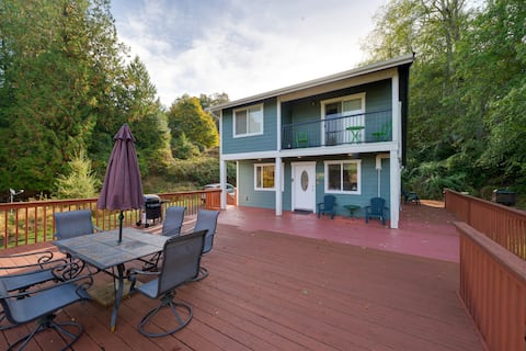 Herron Island Cabin w/ Deck: Walk to Beach!
