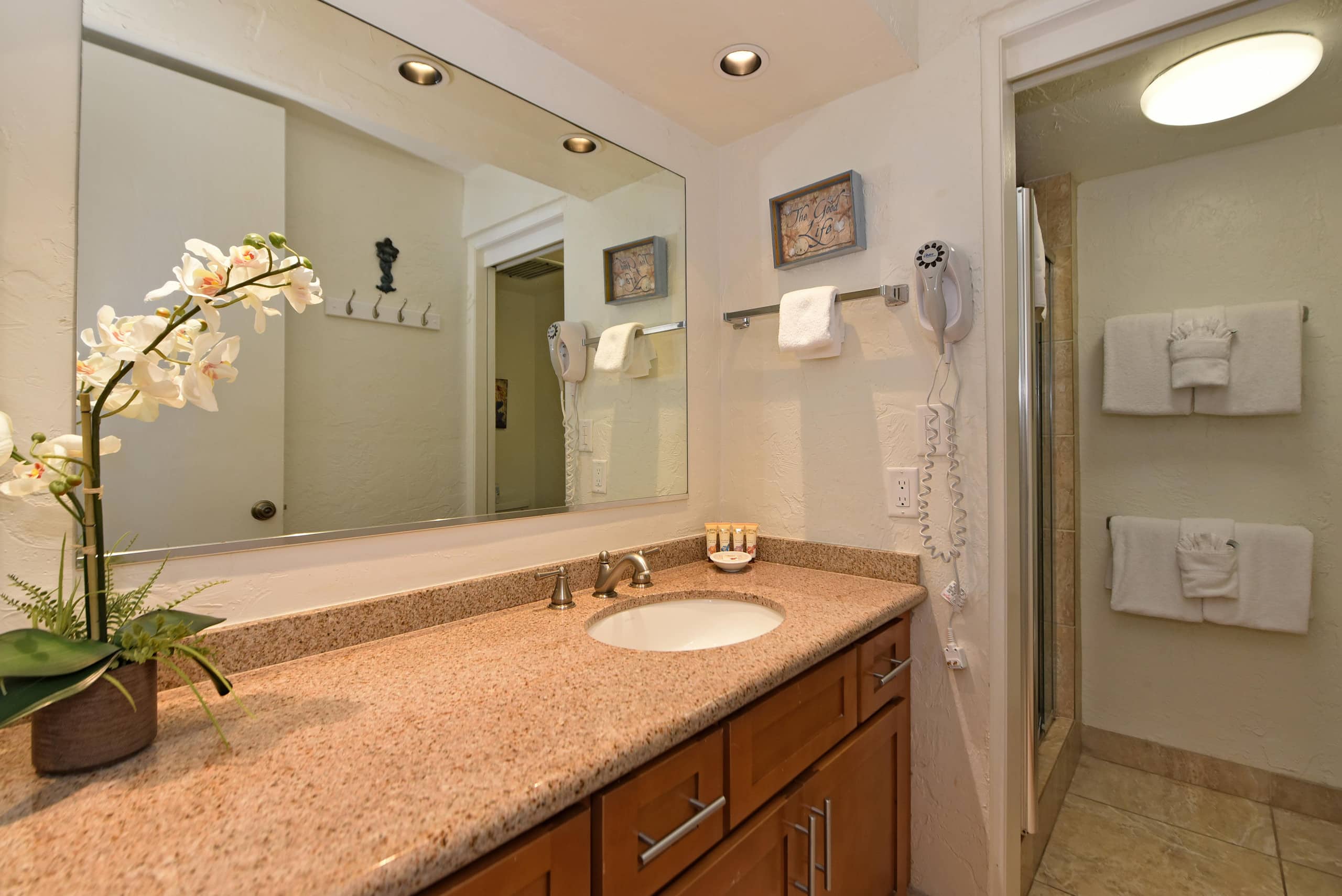 Condo in Lahaina · ★4.83 · 1 bedroom · 2 beds · 1 bath - Image 8