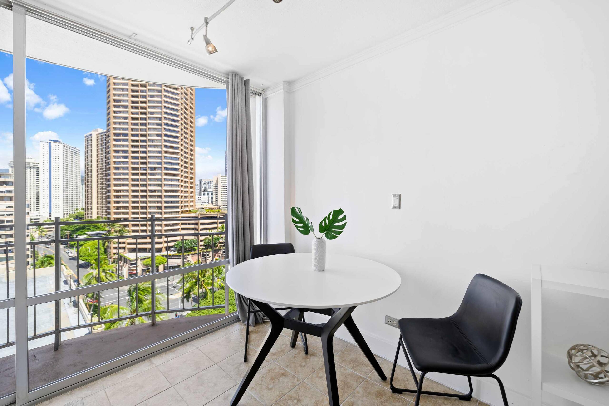 Waikiki Studio – Steps from the Beach! - Image 10