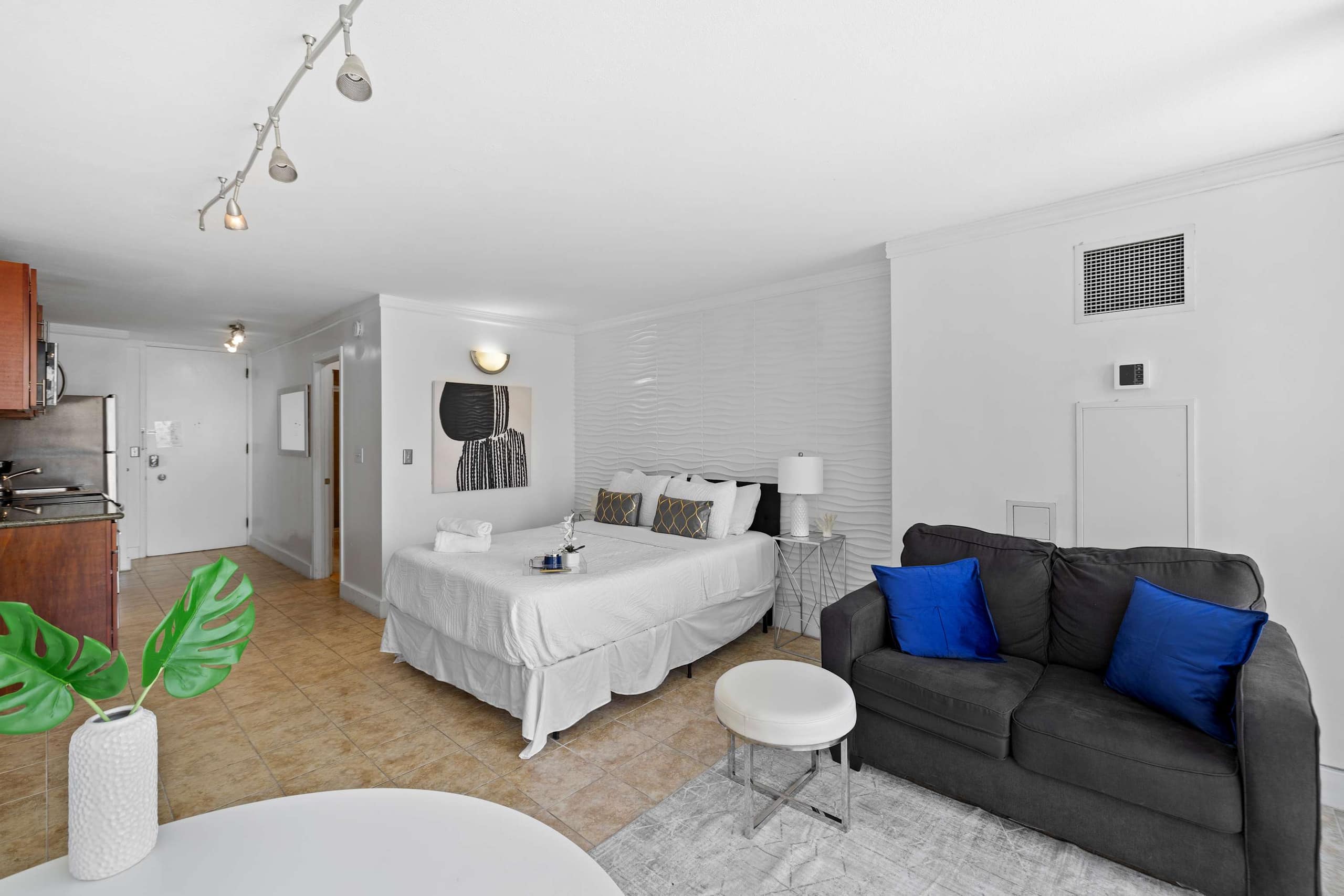 Waikiki Studio – Steps from the Beach! - Image 8