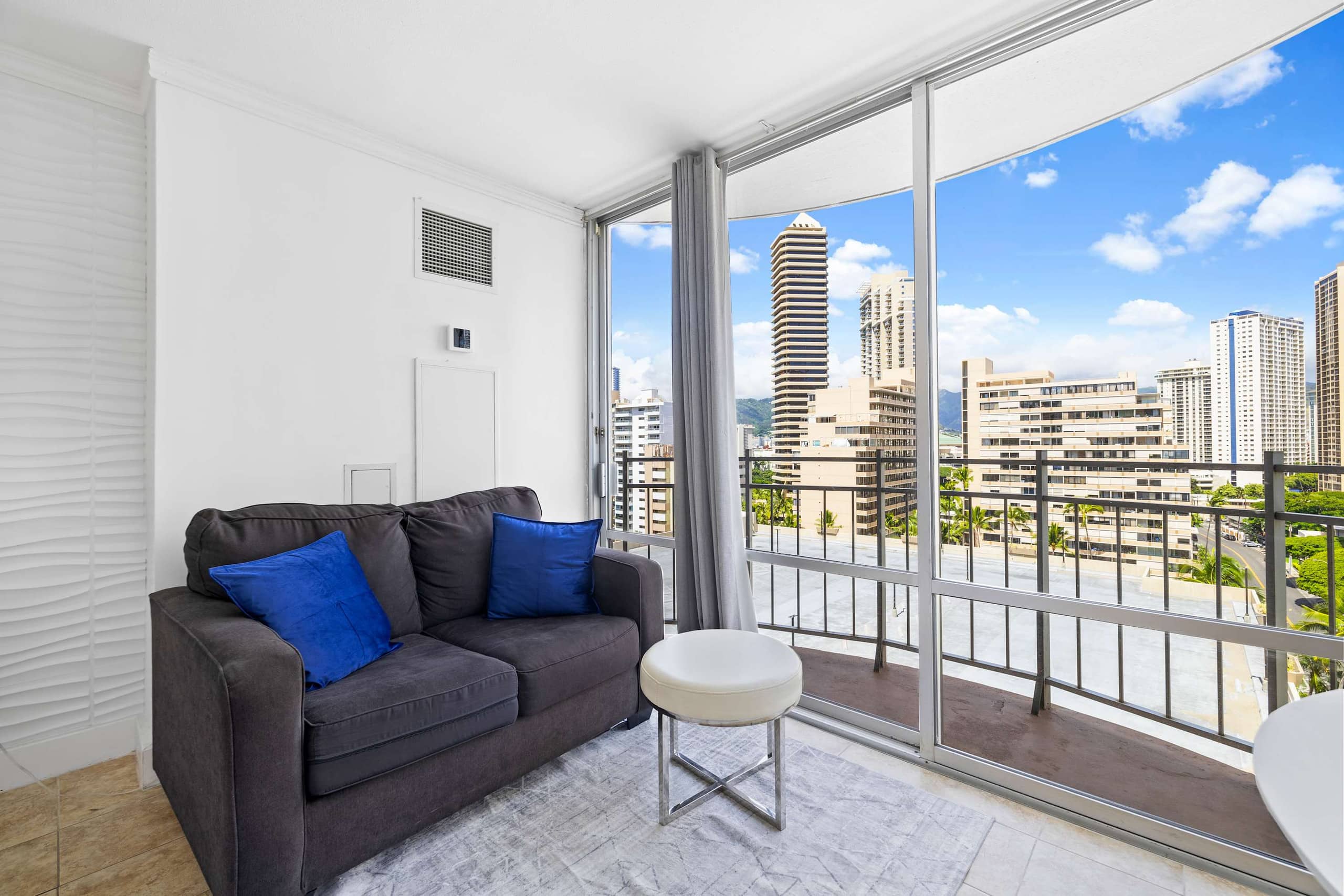 Waikiki Studio – Steps from the Beach! - Image 2
