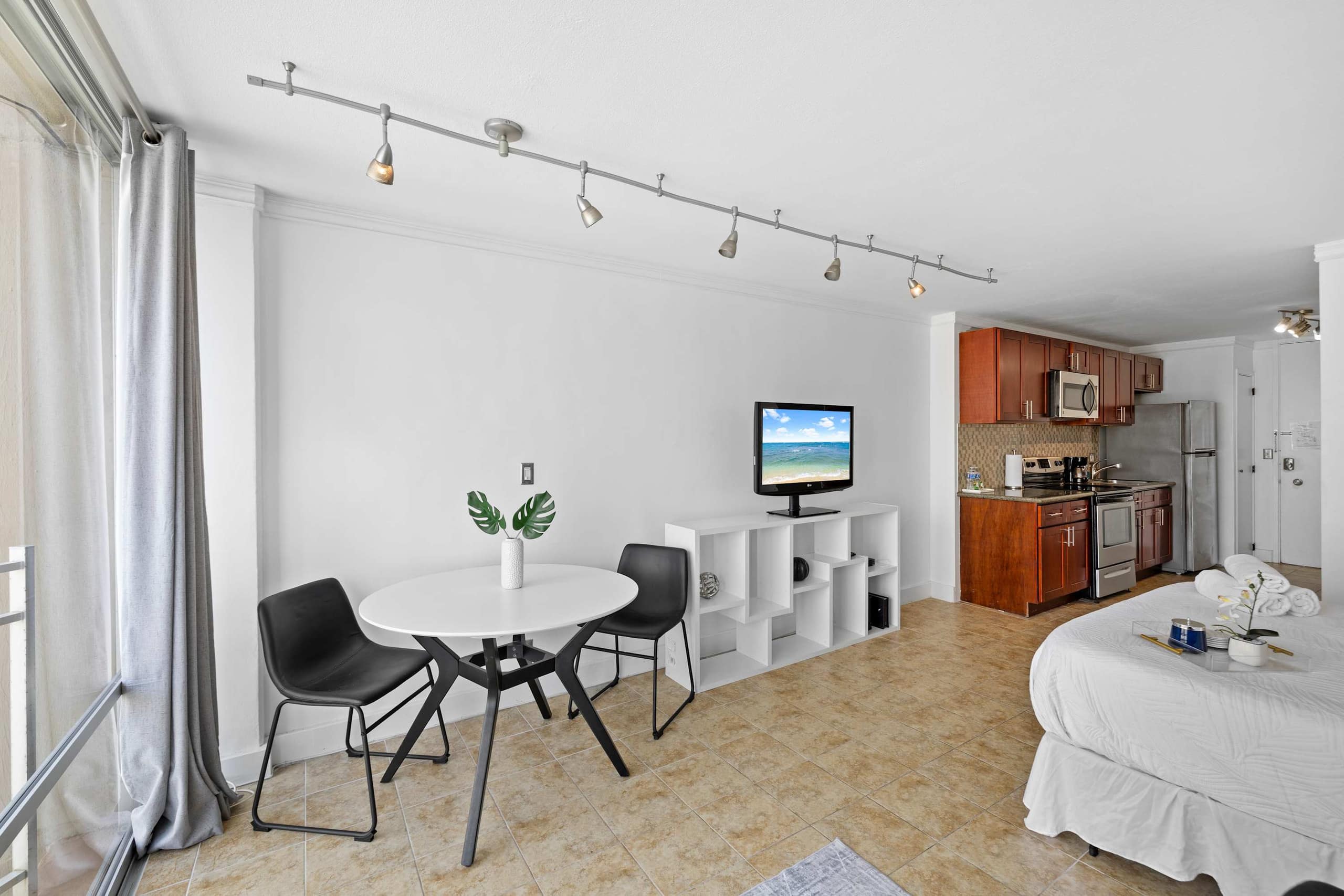 Waikiki Studio – Steps from the Beach! - Image 11