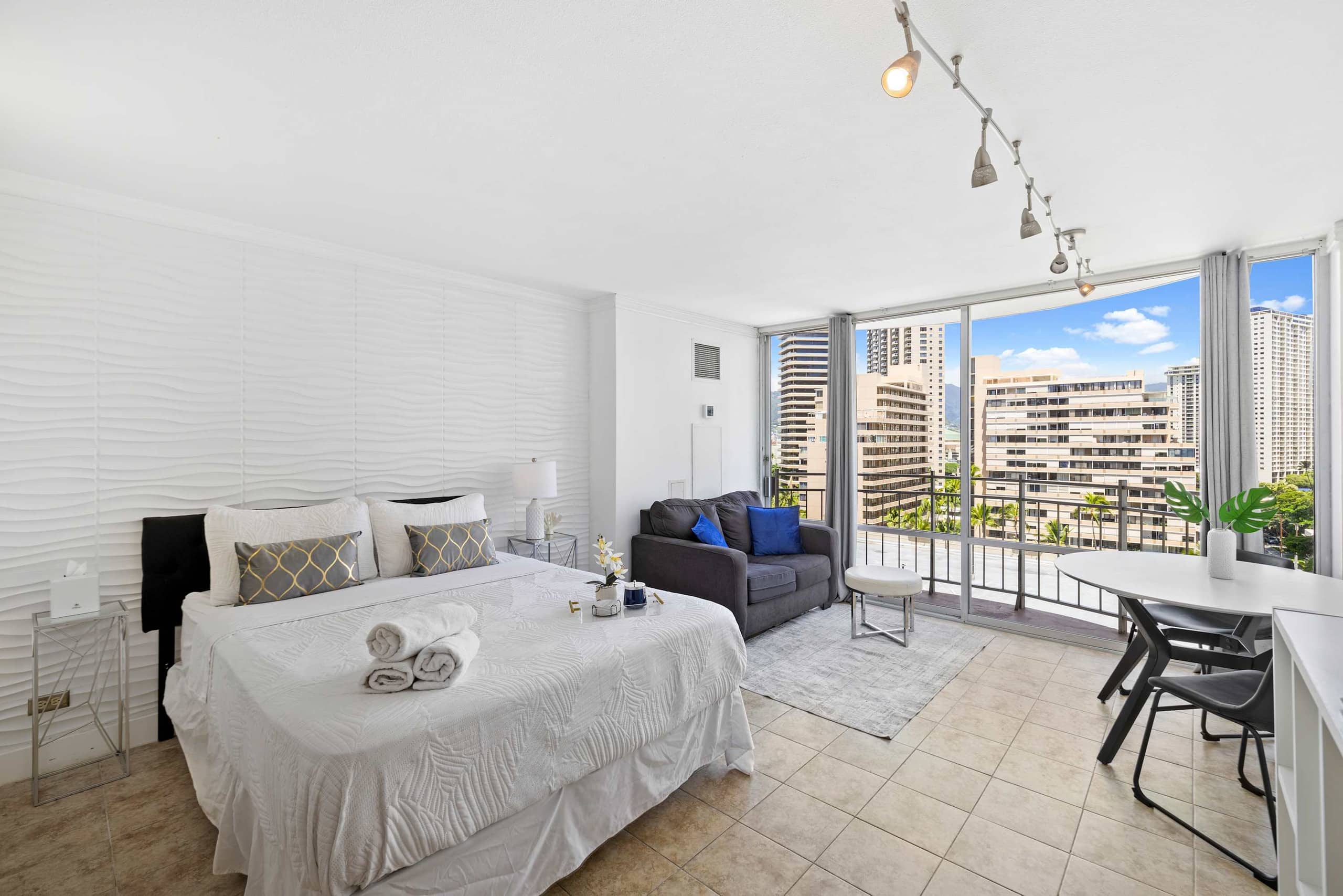 Waikiki Studio – Steps from the Beach! - Image 1