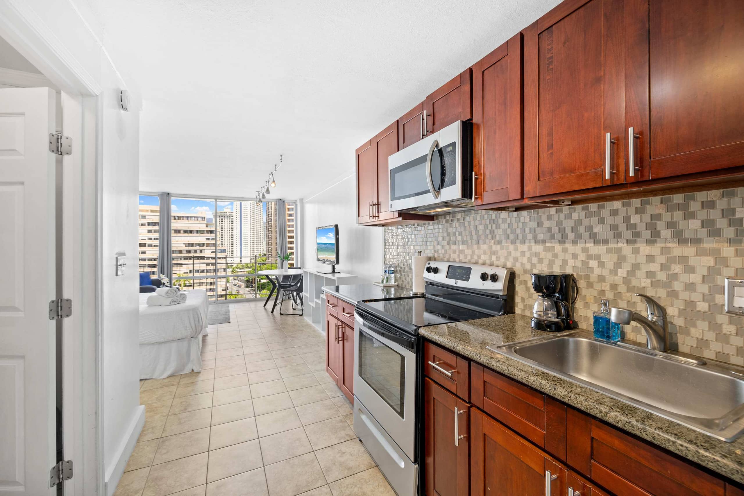 Waikiki Studio – Steps from the Beach! - Image 12