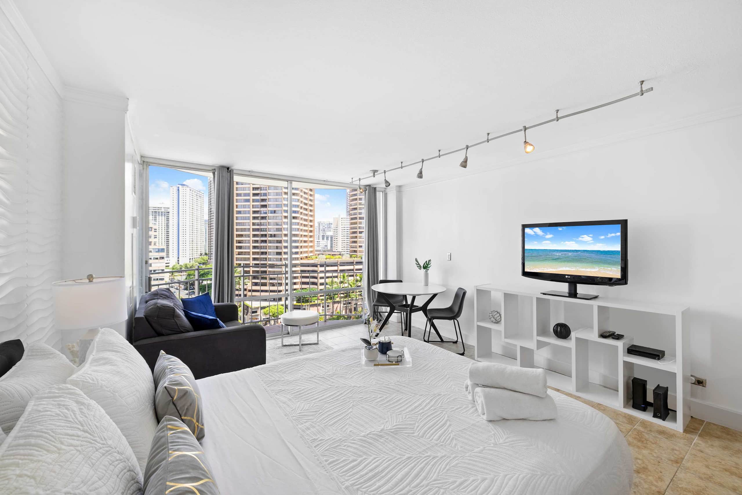Waikiki Studio – Steps from the Beach! - Image 7