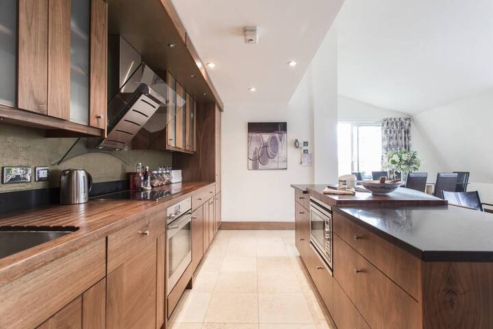 Lambs Conduit Street by onefinestay gallery image 3