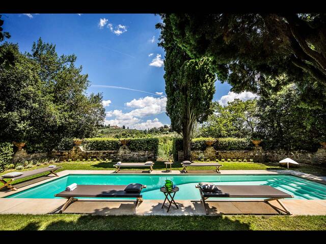VILLA 1 MILE FROM DOWNTOWN FLORENCE W/ HEATED POOL gallery image 4