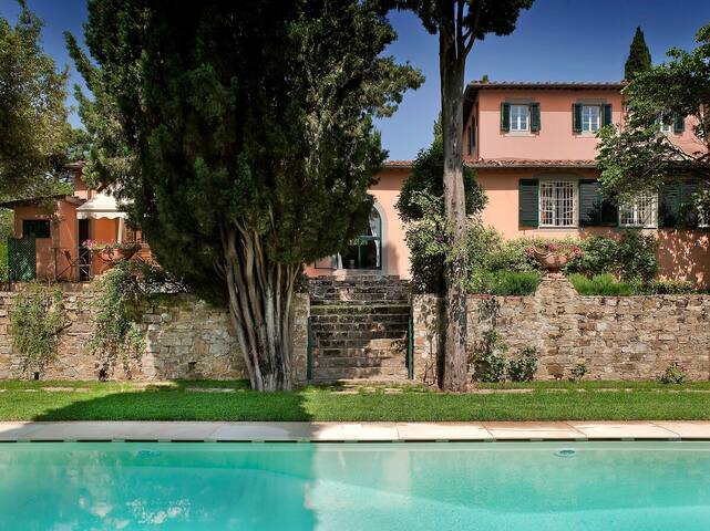 VILLA 1 MILE FROM DOWNTOWN FLORENCE W/ HEATED POOL gallery image 5