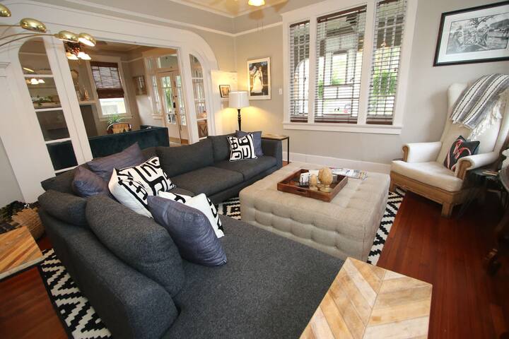 Gorgeous uptown 3 bedroom home w/pool and parking! gallery image 2