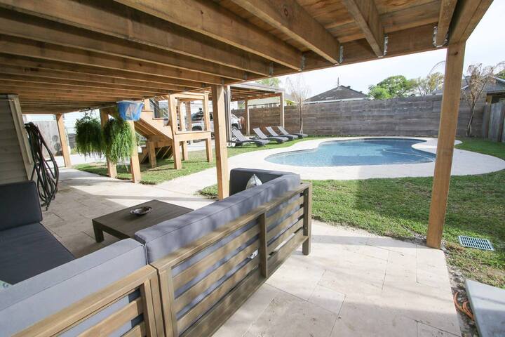 Gorgeous uptown 3 bedroom home w/pool and parking! gallery image 4