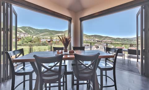 Luxury 2BR on golf course, outdoor swimming pool