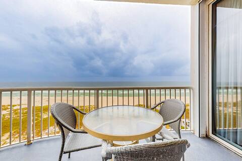 Beachfront 3BR | Balcony | Pool | Hot Tub | W/D