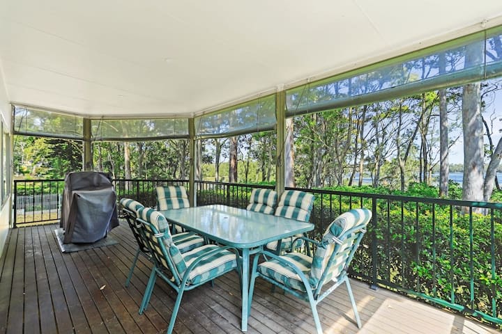 The Ideal Spot- Pet Friendly Waterfront With Retro Styling - South Coast