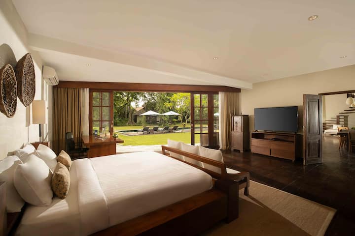 Uno de los dormitorios está decorado con un marco de cuatro postes, ¡ideal para un rey! Las habitaciones son