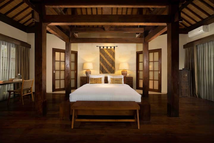 Cada uno de los 7 dormitorios cuenta con su propio baño privado al aire libre, mucho espacio, rico piso de madera