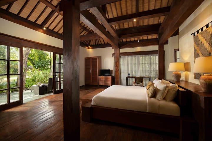 La distribución de la arquitectura da forma a las habitaciones de manera única, con paredes en ángulo de piso a techo