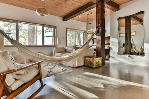 Chalet with unique Sauna on Brome Lake