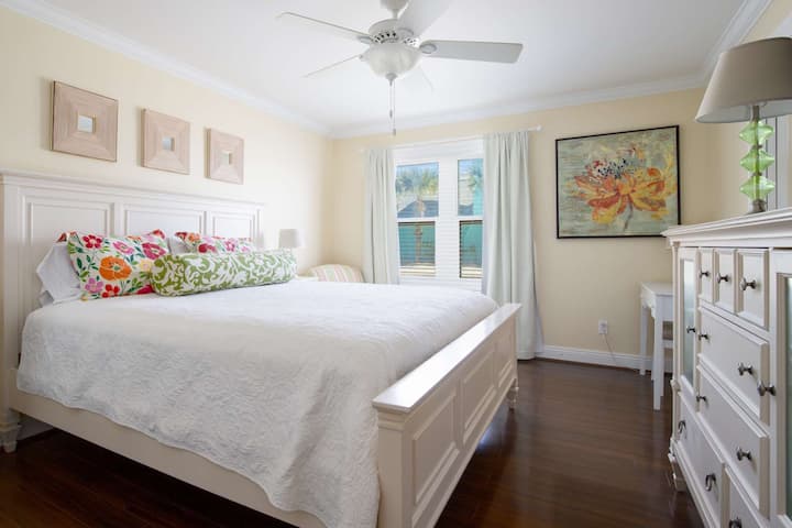 Dormitorio principal ~ Cama tamaño king, pisos de madera, ventilador de techo, armario grande y escritorio.
