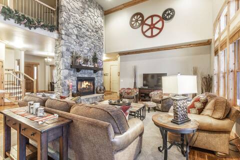 Boulder Ridge- Spacious Open Plan, Hot Tub, Theatre Room, Sauna, Pool Table
