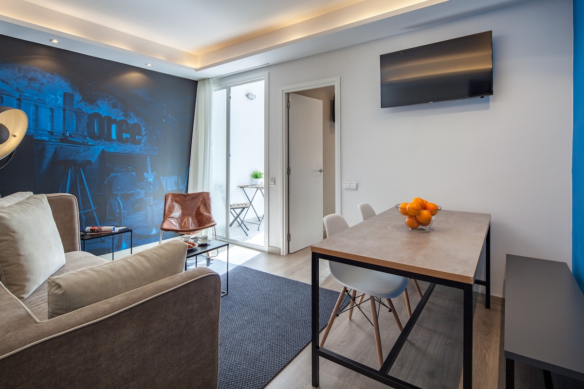 Top Airbnb: Nice balcony 2 bdrm apartment Sagrada Familia in El Camp De L'arpa Del Clot