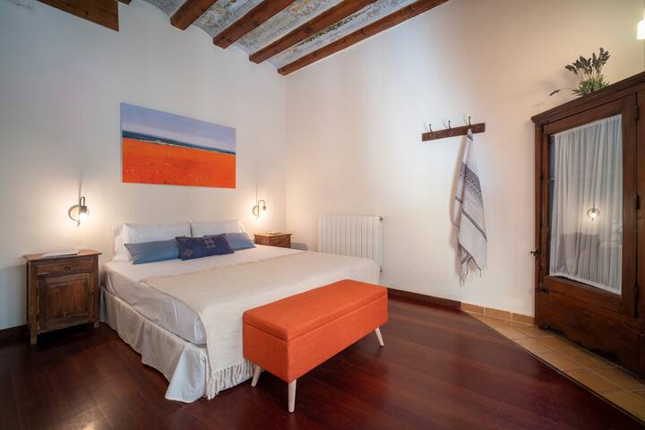 Wide apartment in magical Barri Gotic area gallery image 4