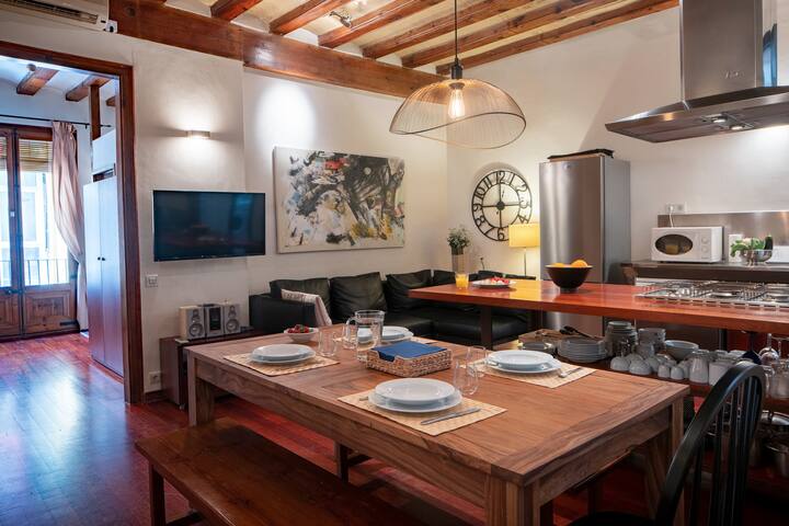 Wide apartment in magical Barri Gotic area gallery image 3