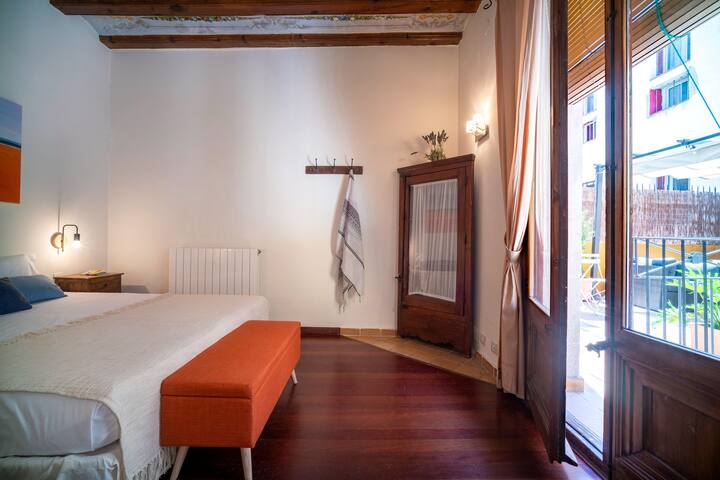 Wide apartment in magical Barri Gotic area gallery image 5