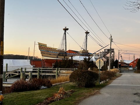 Historic, Seaside Mystic Getaway, Walk To Seaport