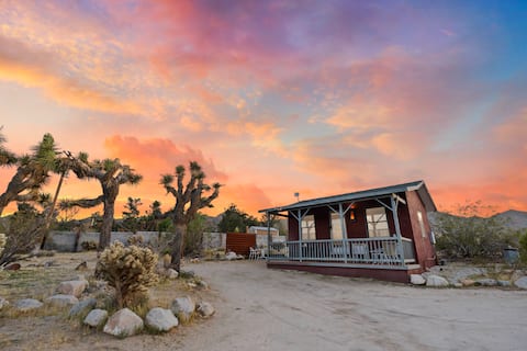 Top performing Airbnb: Hot Tub, Fire Pit & BBQ | 4 mins -> JT Park & Town in Joshua Tree