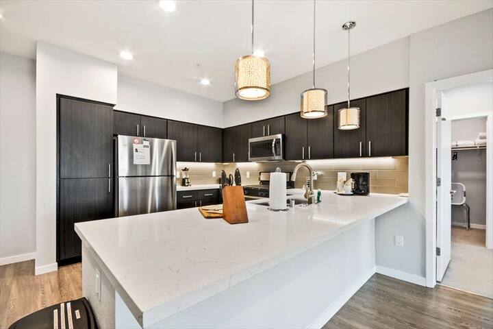 Upscale 2BR Apt near Meta HQ | Washer/Dryer gallery image 5