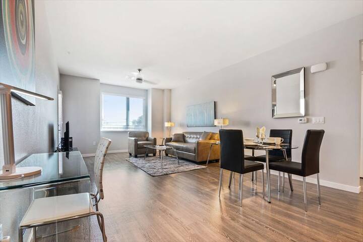 Upscale 2BR Apt near Meta HQ | Washer/Dryer gallery image 2