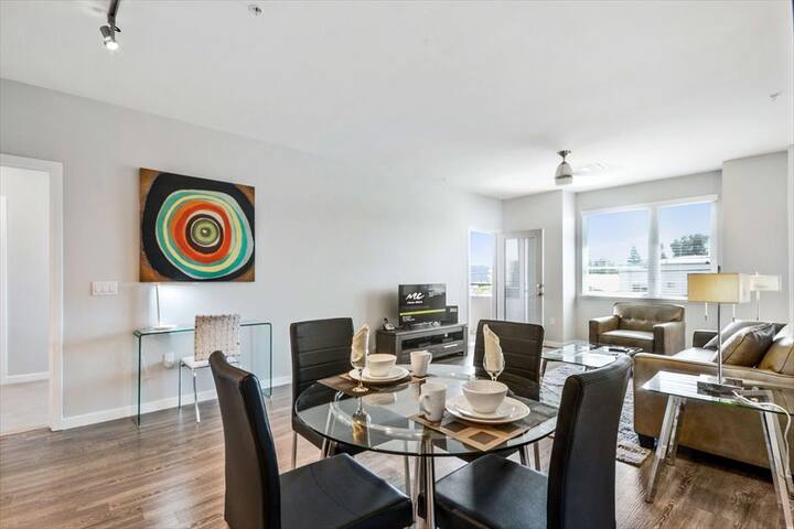 Upscale 2BR Apt near Meta HQ | Washer/Dryer gallery image 3