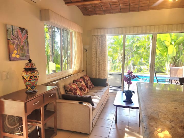 ห้องนั่งเล่นพร้อมโซฟาเบด