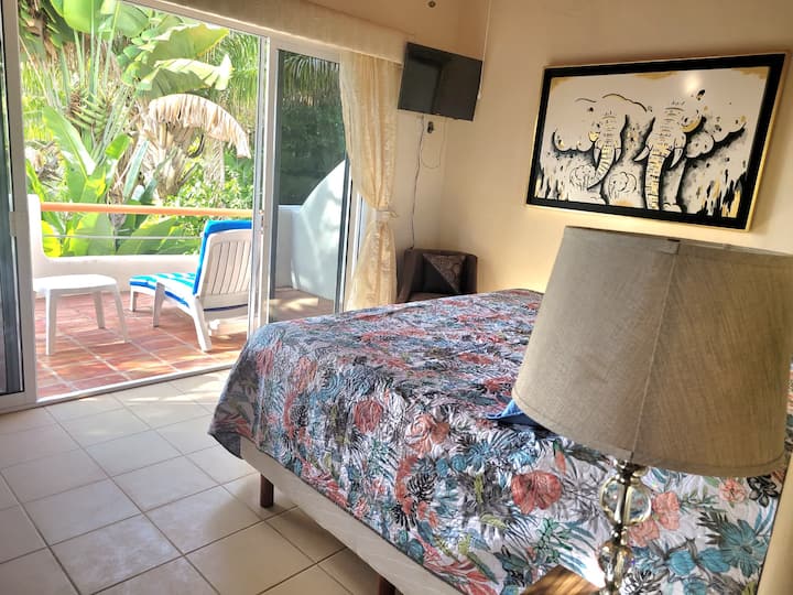 ห้องนอนชั้นบนพร้อมระเบียงและเตียงคิงไซส์