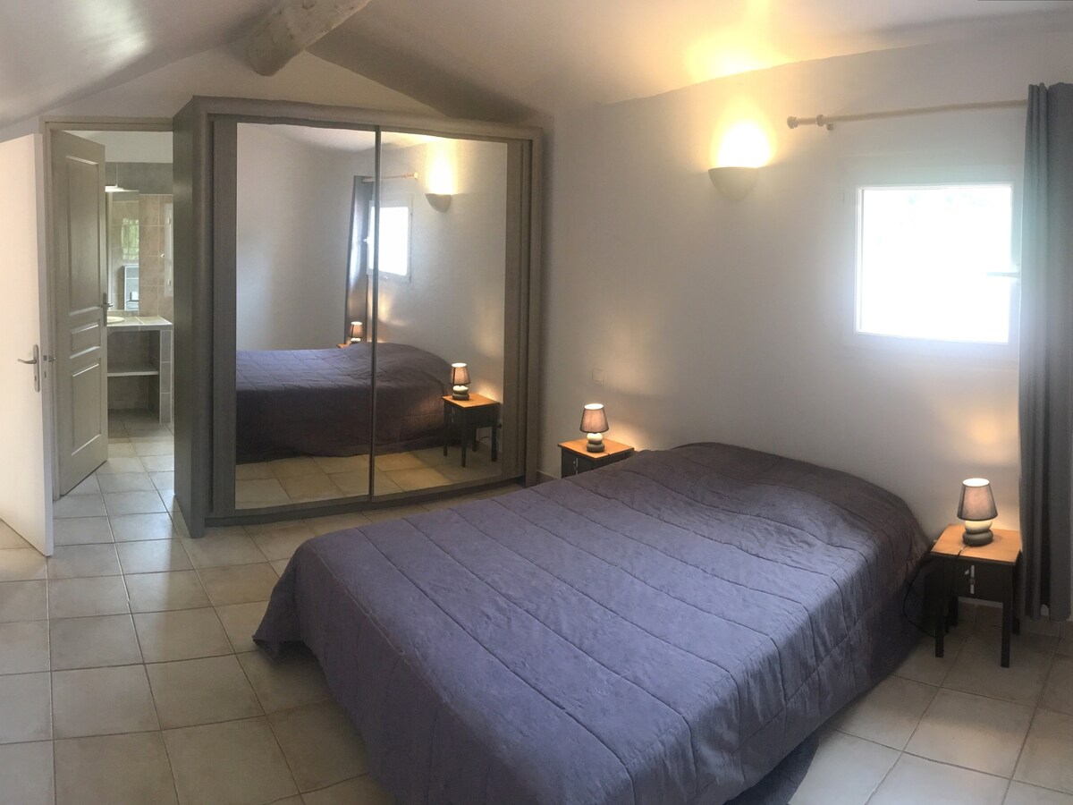 חדר שינה שני בקומה הראשונה עם חדר רחצה צמוד.