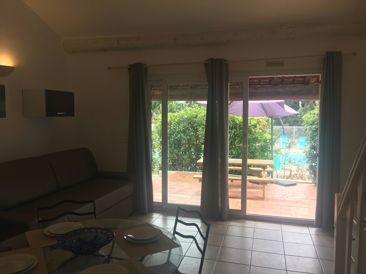 סלון המטבח נפתח אל המרפסת