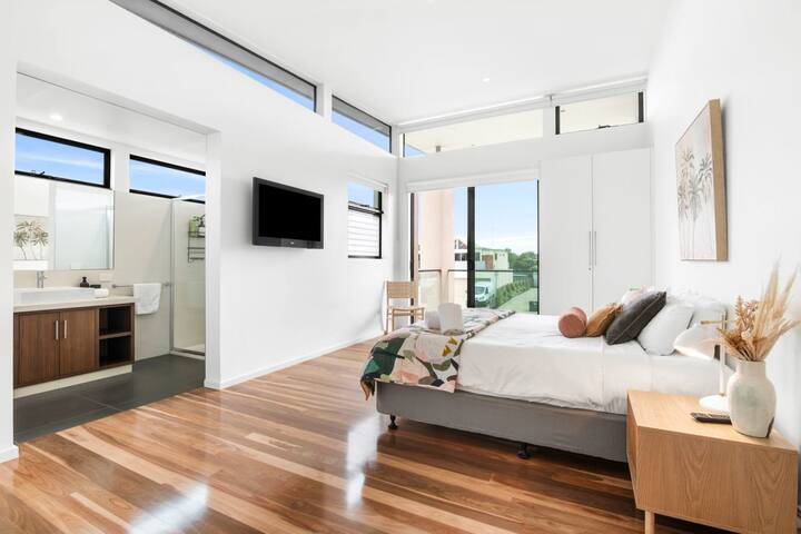 La suite principal es un lujoso refugio, que completa con balcón privado y un moderno baño privado con una gran ducha.