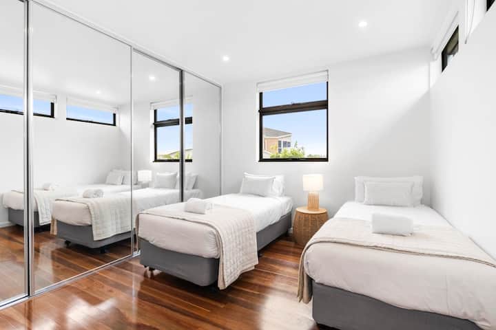 El tercer dormitorio ofrece camas individuales individuales (se deja ropa de cama para que los huéspedes la conviertan en una cama tamaño king si es preferible)