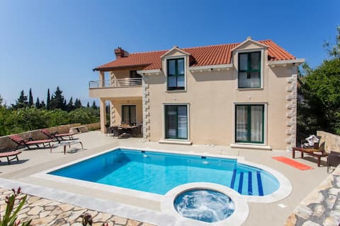 Villa Avoca-Four Bedroom Villa with Swimming Pool
